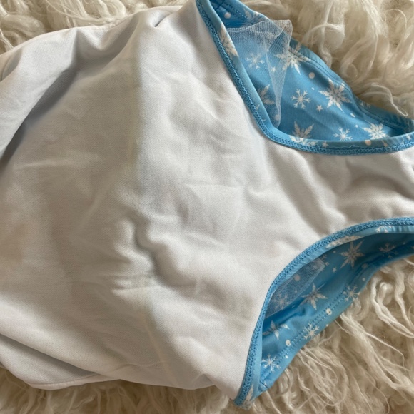Girls Disney’s Elsa swimsuit. Size 4T - Picture 5 of 5